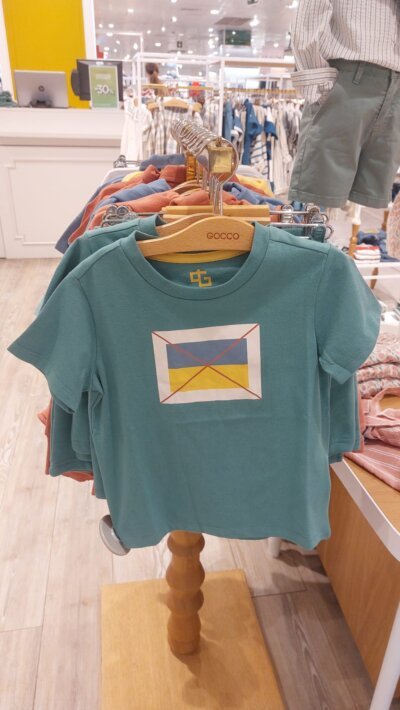 El Corte Inglés y Gocco han tachado en sus camisetas la bandera ucraniana